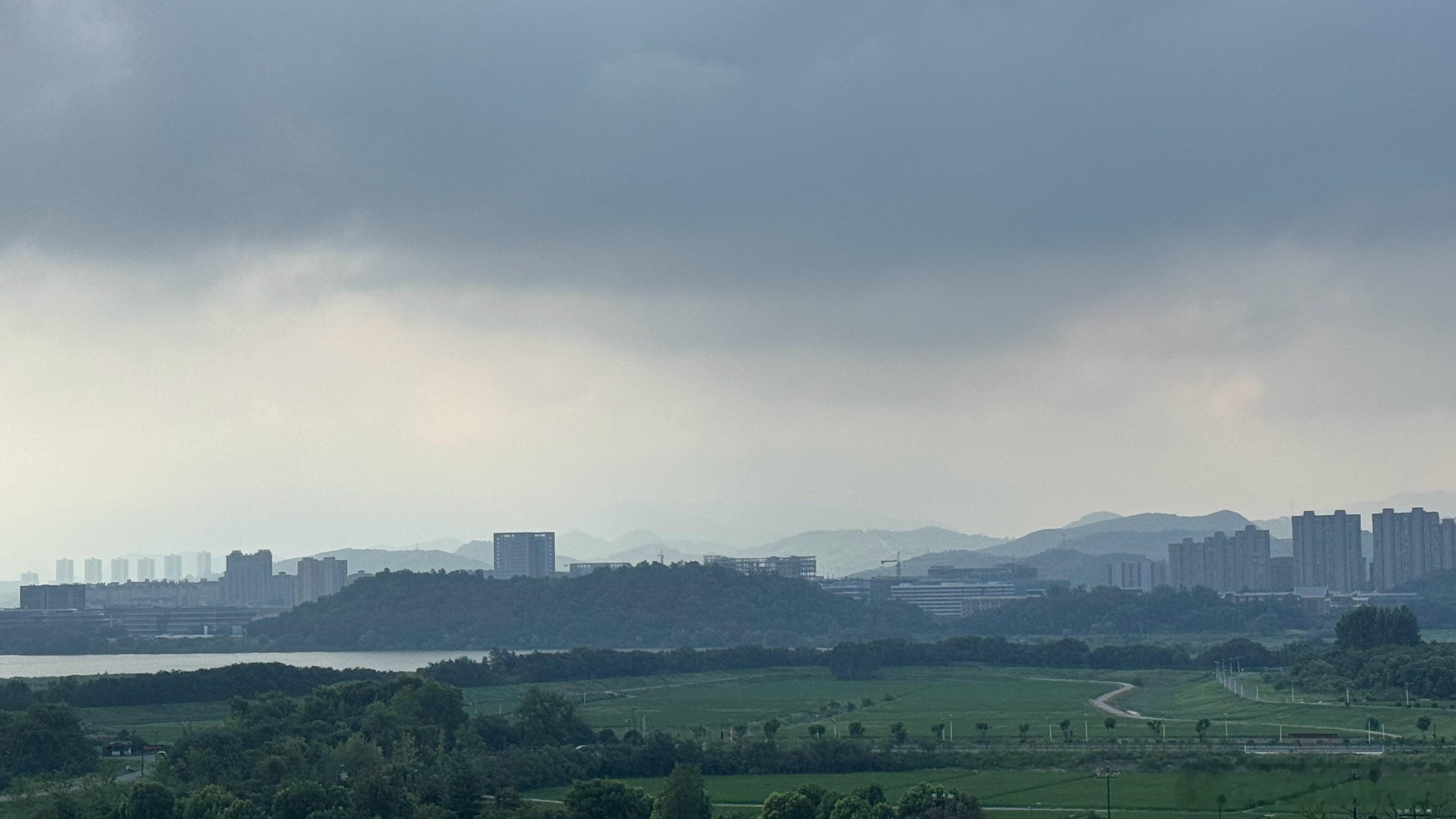 期待杭州下雨吧 