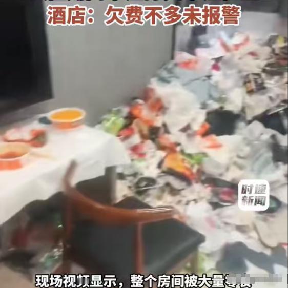 四川成都，一对年轻情侣为方便朝夕相处选择长期租住酒店房间，平日里沉浸在二人世界，