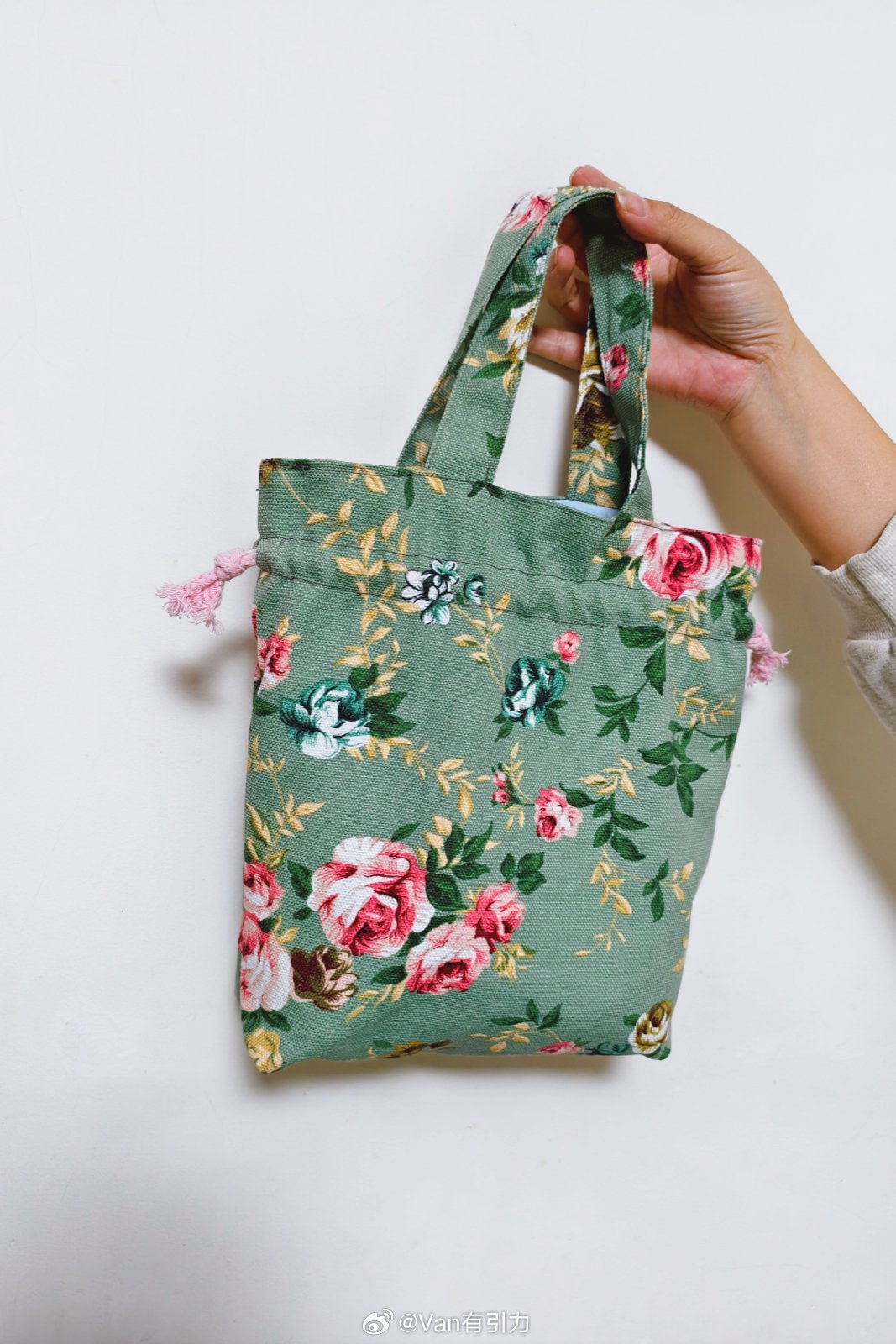 我家二狗不仅画得一手好画，手也巧得很咧！将来当个手艺人也不错，不跟AI硬刚[嘻嘻