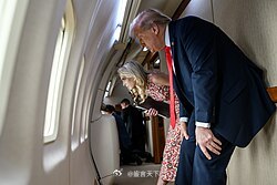 Natalie Harp陪同川普进行三天访问引发争议 报道指出，34岁的Harp