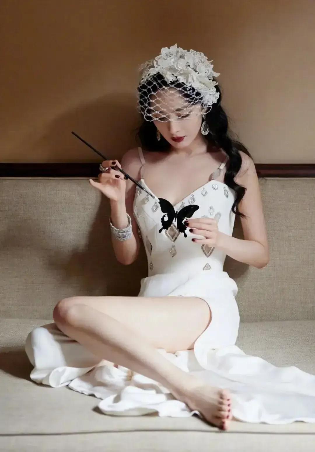 杨幂金色高定礼服亮相盛典 绝美腰线登顶热搜！这才是红毯女王范 杨幂 杨幂身材