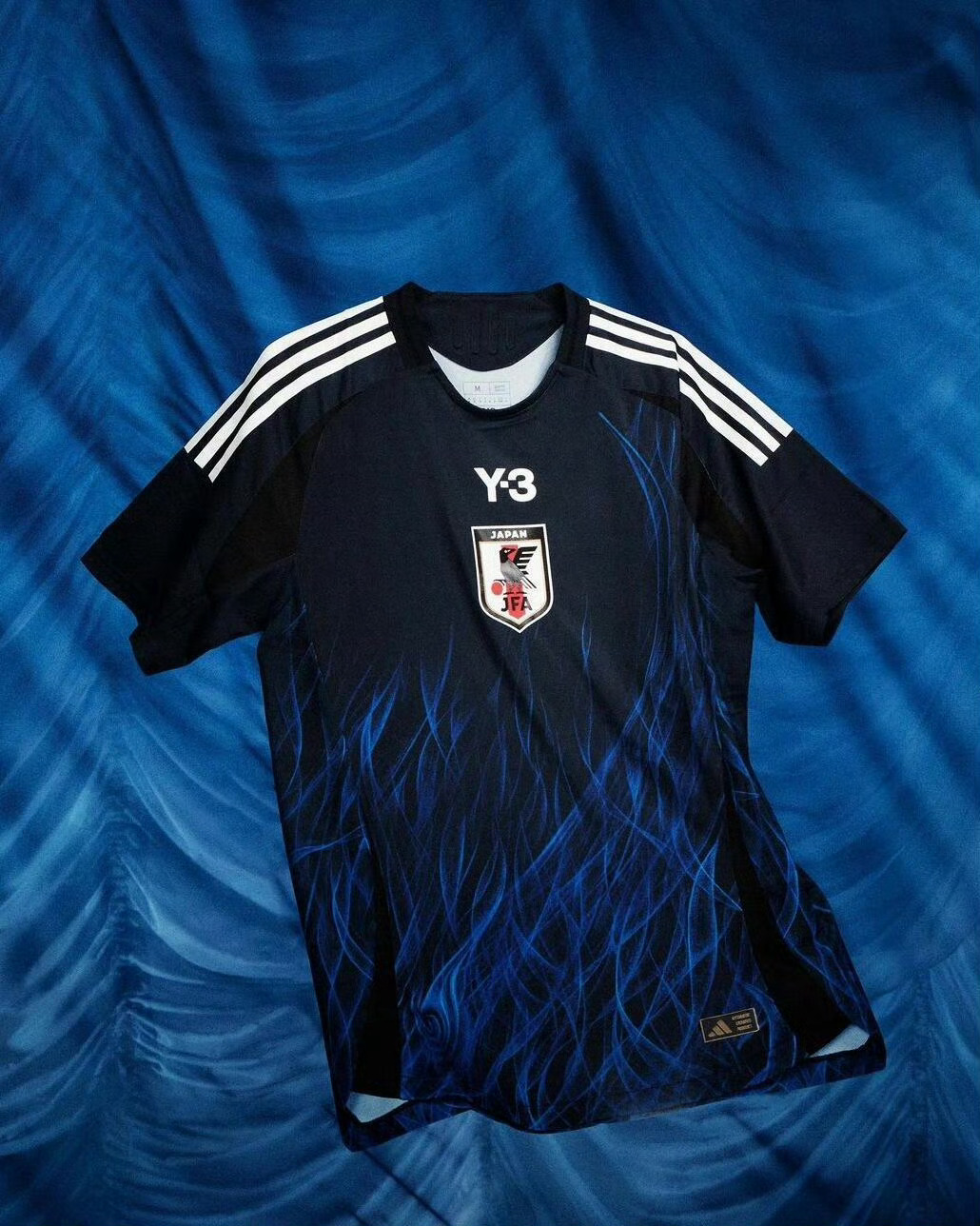#国足vs日本#今晚日本这件山本耀司设计的新队服，算是第一次球员上身进入国内球迷