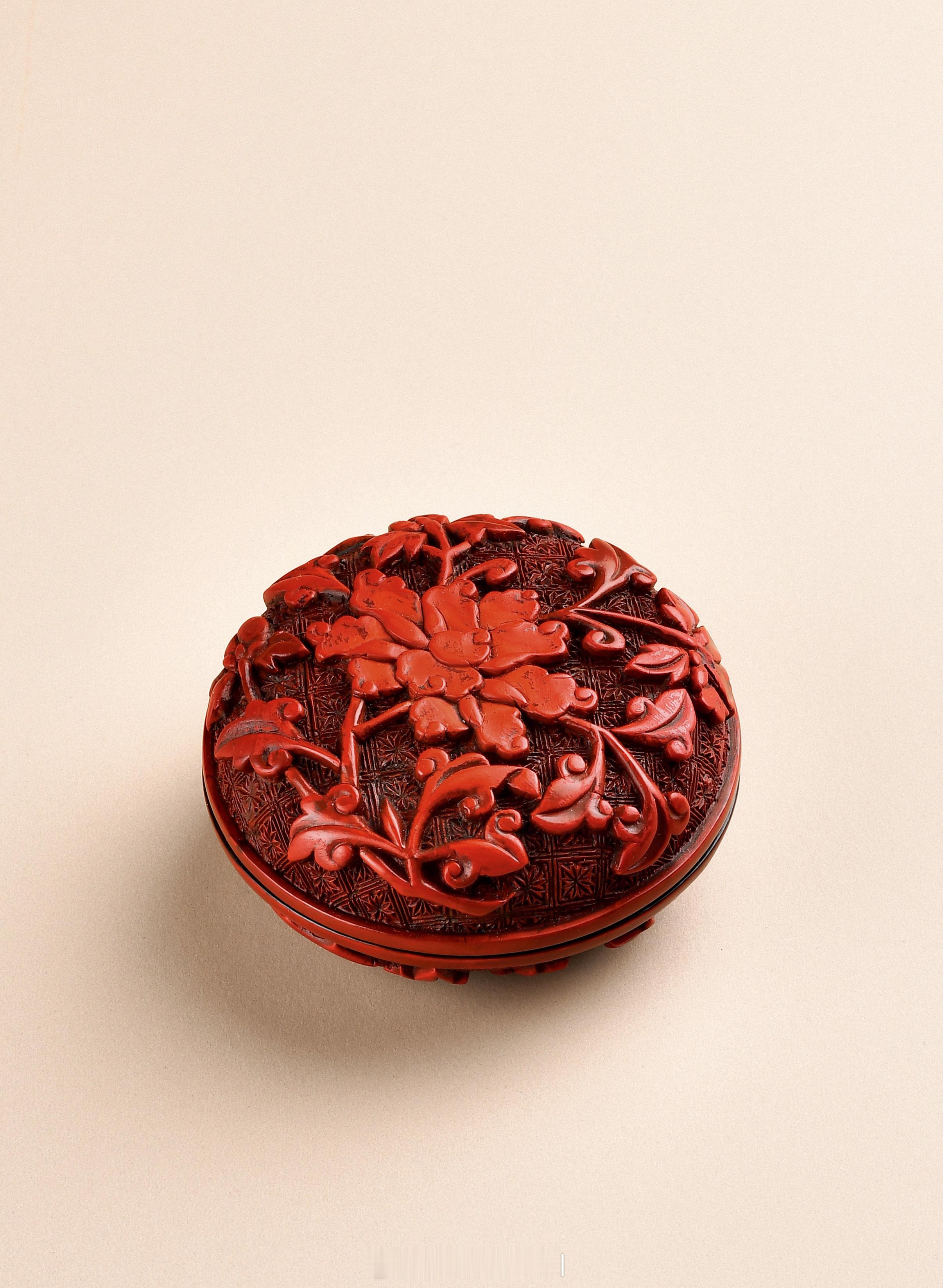 髹饰录 | 明 剔红牡丹纹香盒器作小盒形，由盖身二体组成，木胎，以漆器的传统工艺