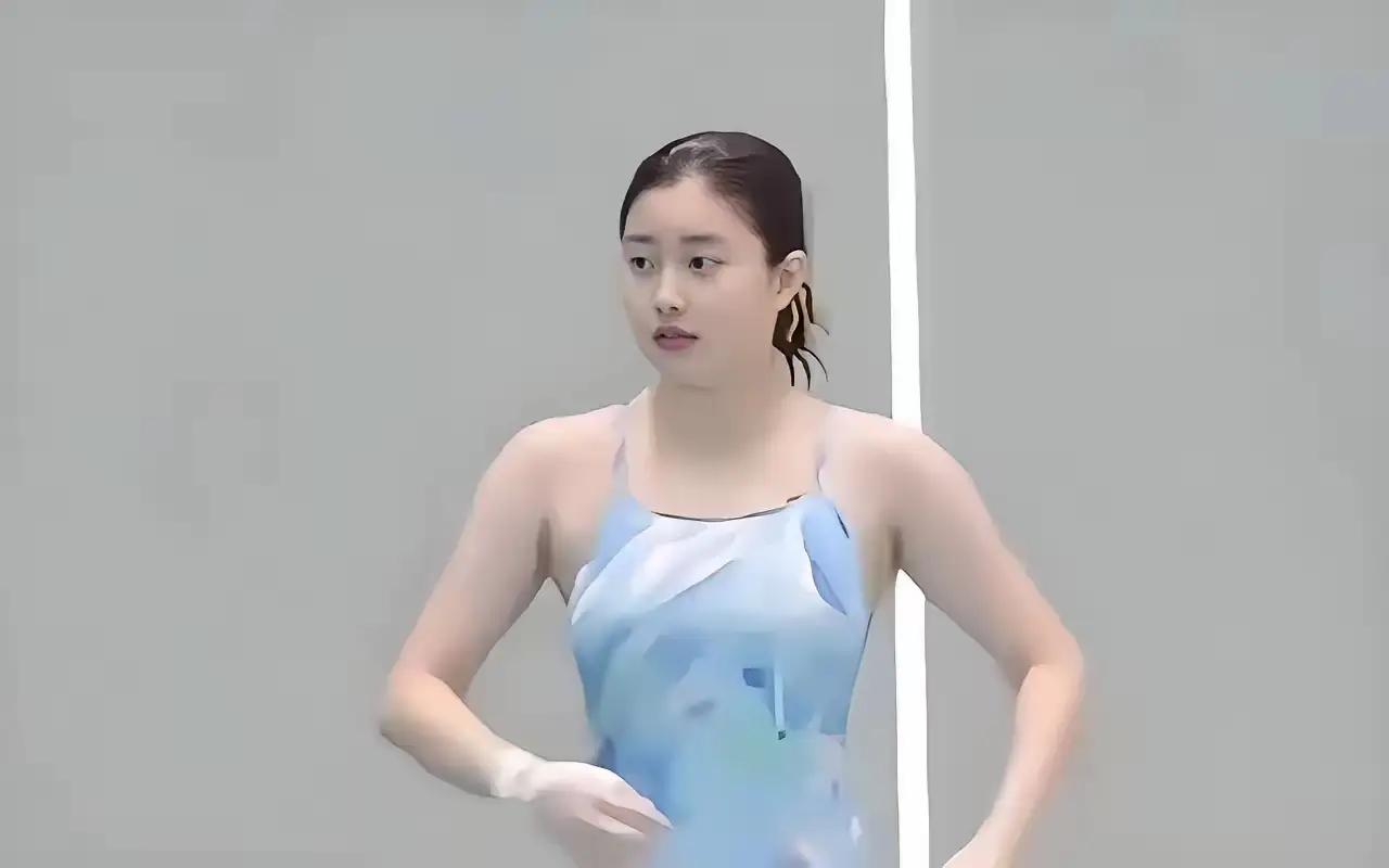 在一起运动的王姐，
昨天晚上给我打电话，
问我腰好些了吗？
王姐也迷恋上炒股了，
