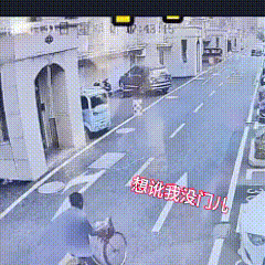 司机神反应，“想讹我没门！”


就差一点点！
心大单车男竟然不知道发生了什么，