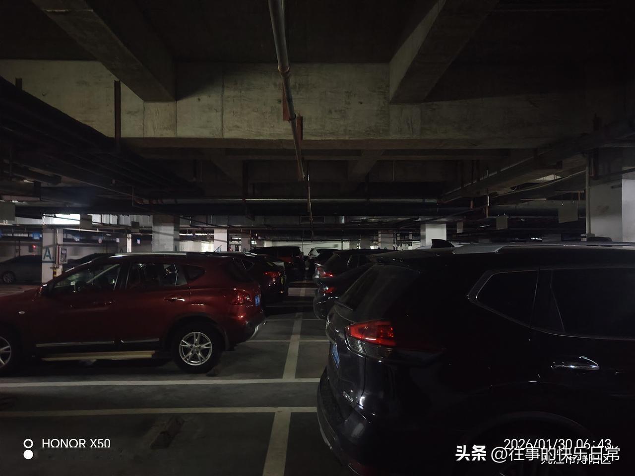 小区地下车库晨练“上头条聊CBA”