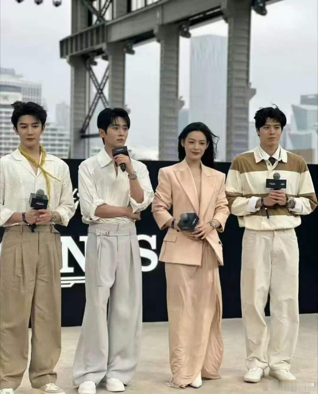 陈丽君丞磊夏之光同框陈丽君丞磊夏之光同框生图 陈丽君丞磊夏之光线下活动同框生图，