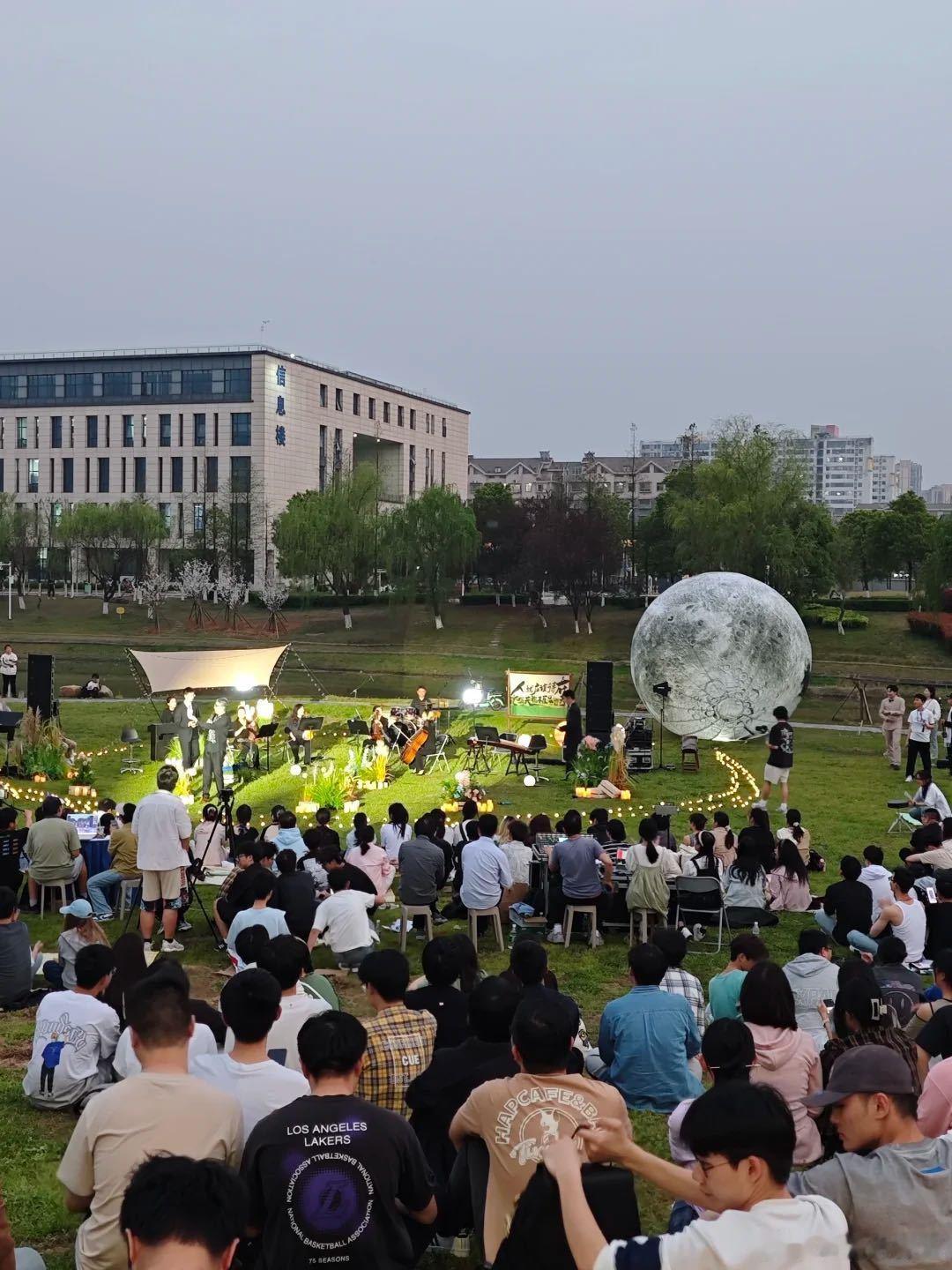 在秋天听到了青春里的女声 谁被马路音乐会戳中了！郭静、詹雯婷、魏如萱开口就是青春