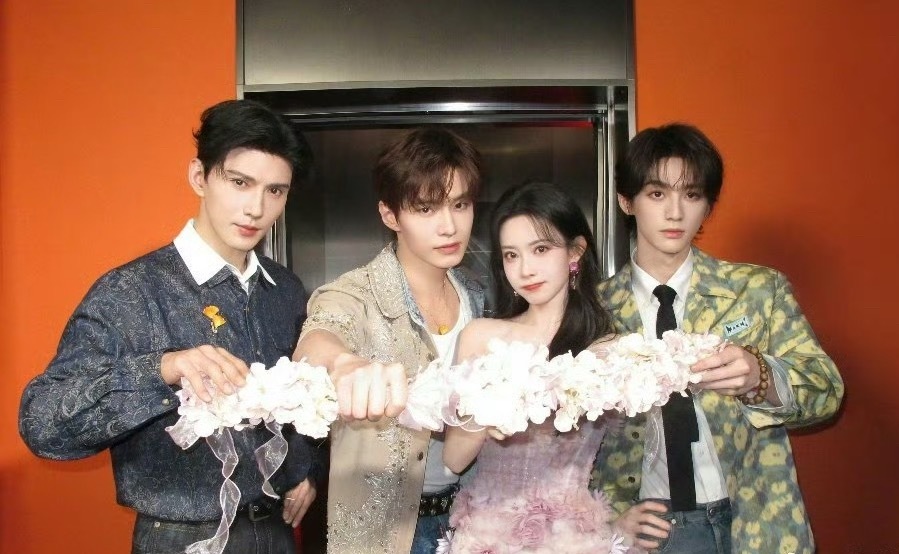 孟子义、何与、徐正溪、赖伟明《百花杀》剧组hi6合影。 