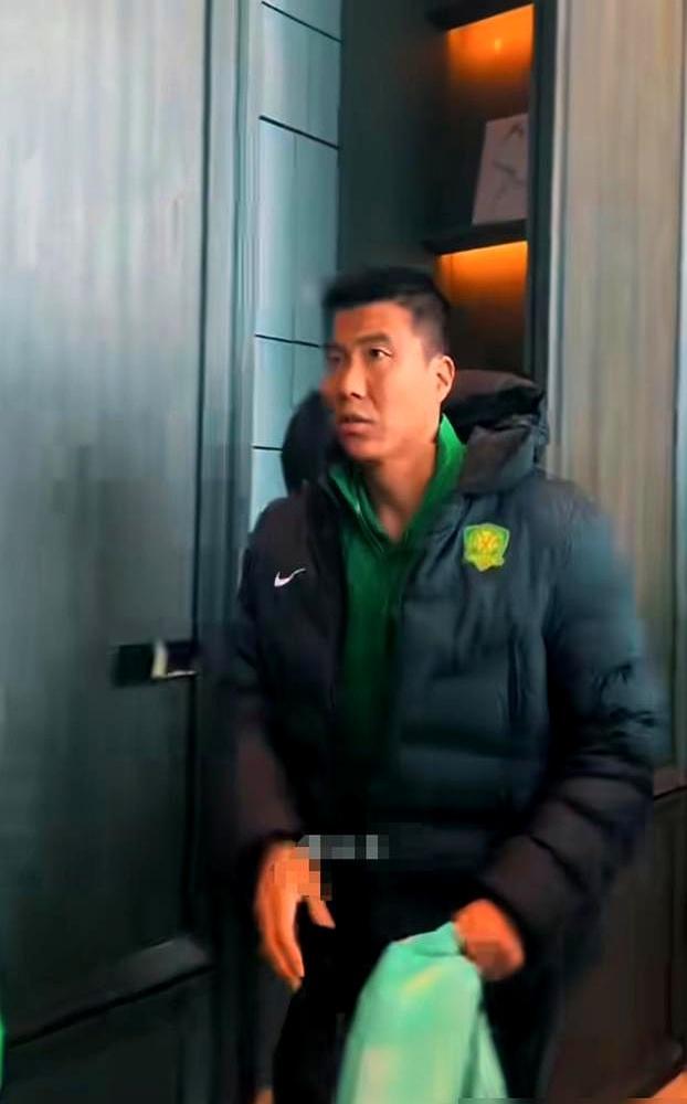 职业体育最冰冷的真相，不是技不如人，而是你的膝盖突然碎了，但比赛还在继续。
 