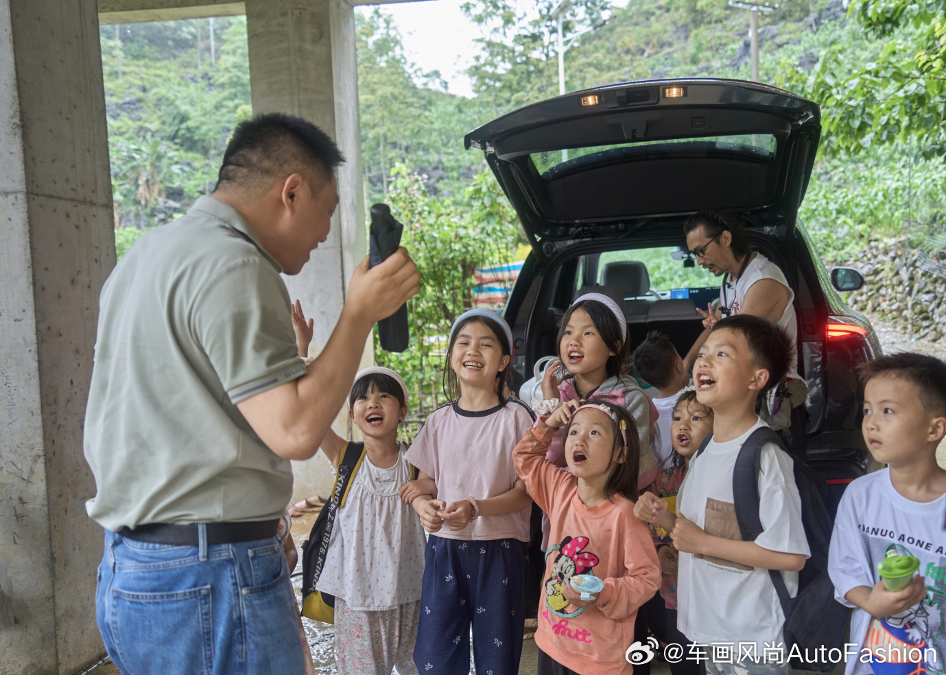 【上汽集团迎全球第一亿位用户  “第1亿零100台整车”别克至境E7交付公益理发