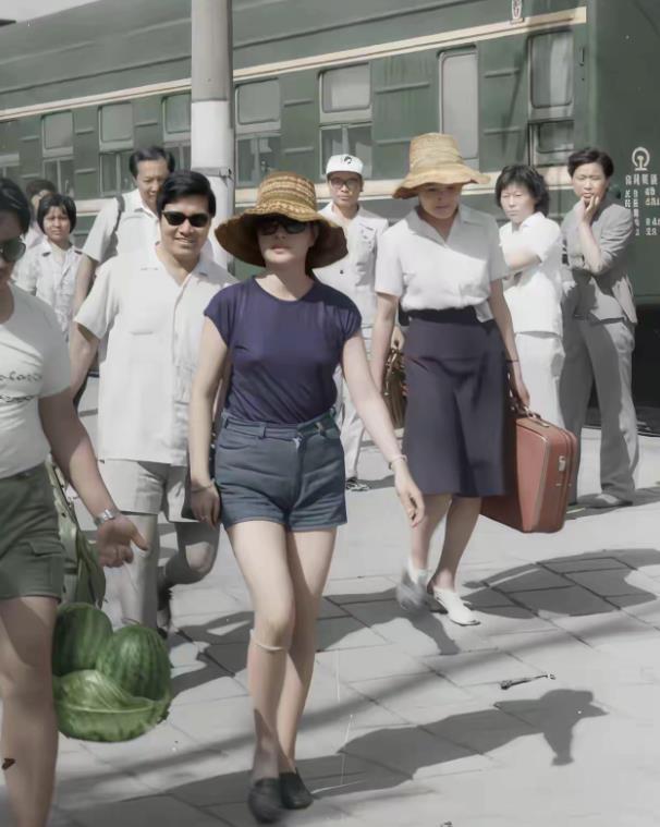 1984年刘晓庆在山西运城，路人都看呆啊
她这一身，放到现在都不落伍，但在当时可