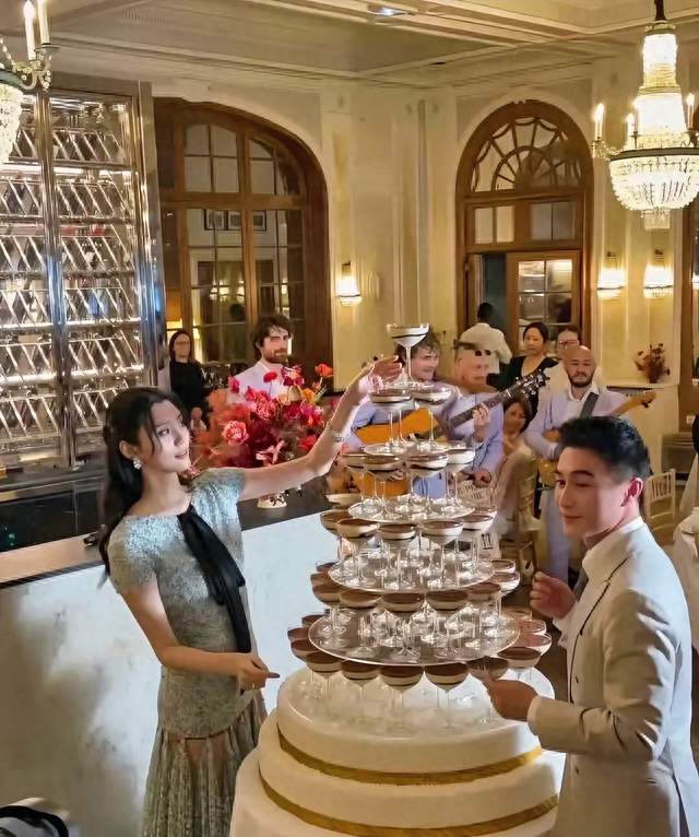 不装了！奚梦瑶一个拿蛋糕小动作，暴露真正顶级情商