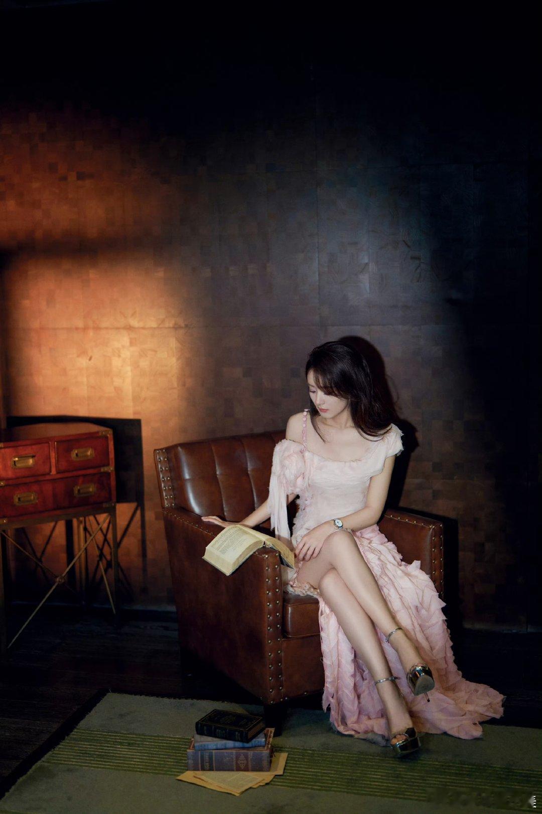 #赵丽颖紫色眼影##赵丽颖露腿好美#颖宝也太美了吧！[打call]腿好白好细好长