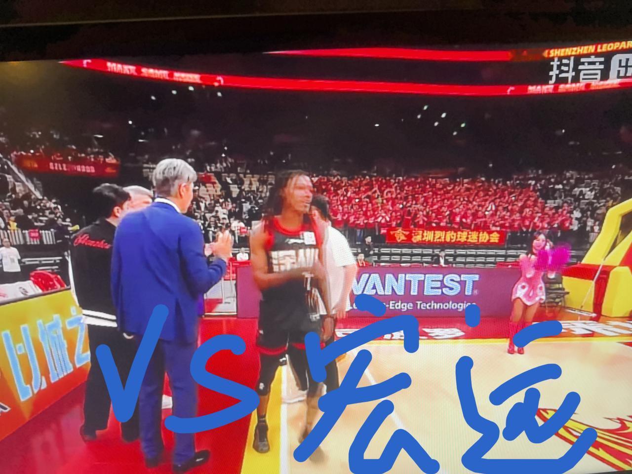 深圳队主场真的是冰火两重天啊！
Vs广东宏远队
全场满座，几乎一票难求！
每进一