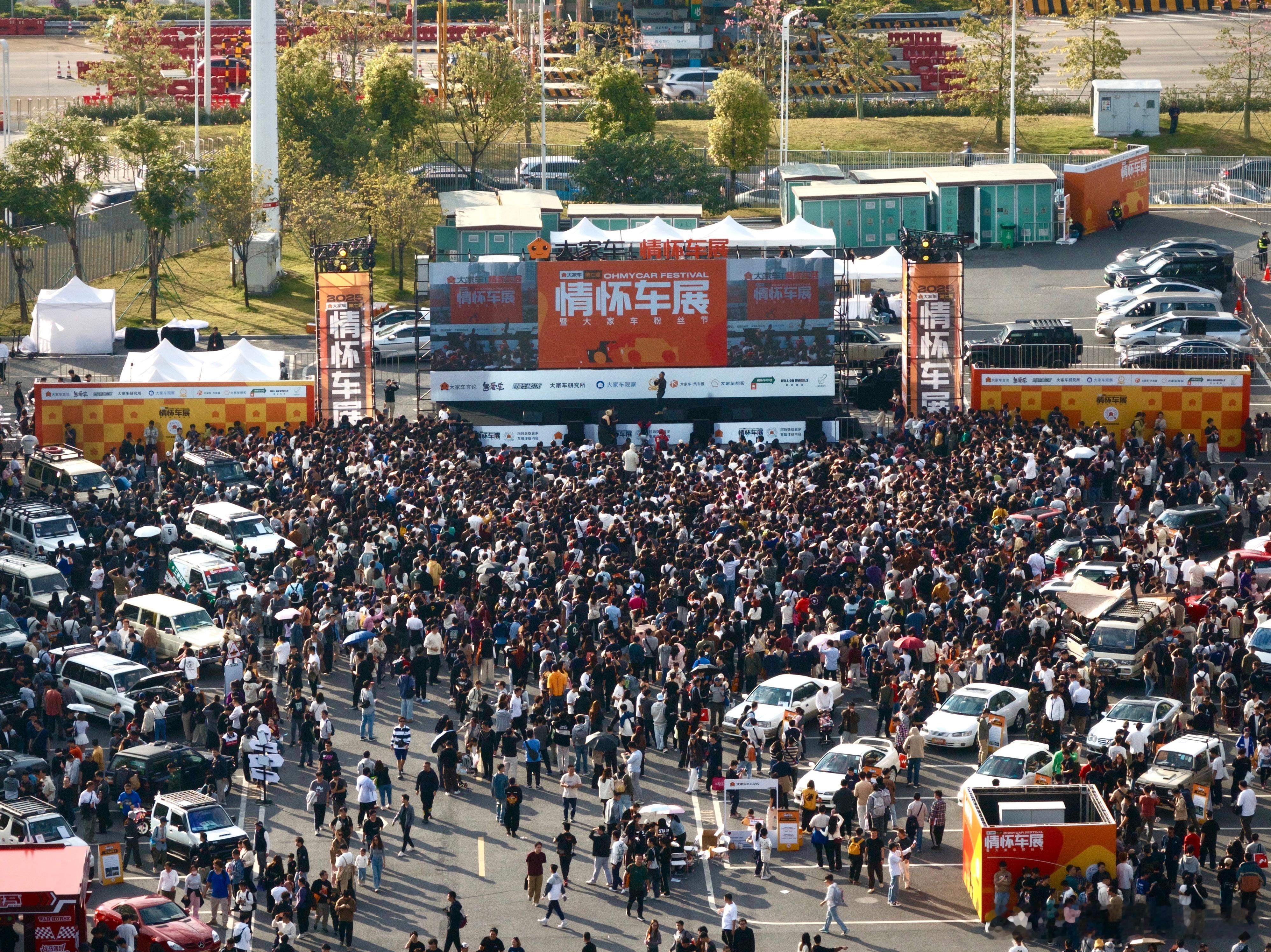 多谢今天到现场支持情怀车展的朋友们我们明年再见！