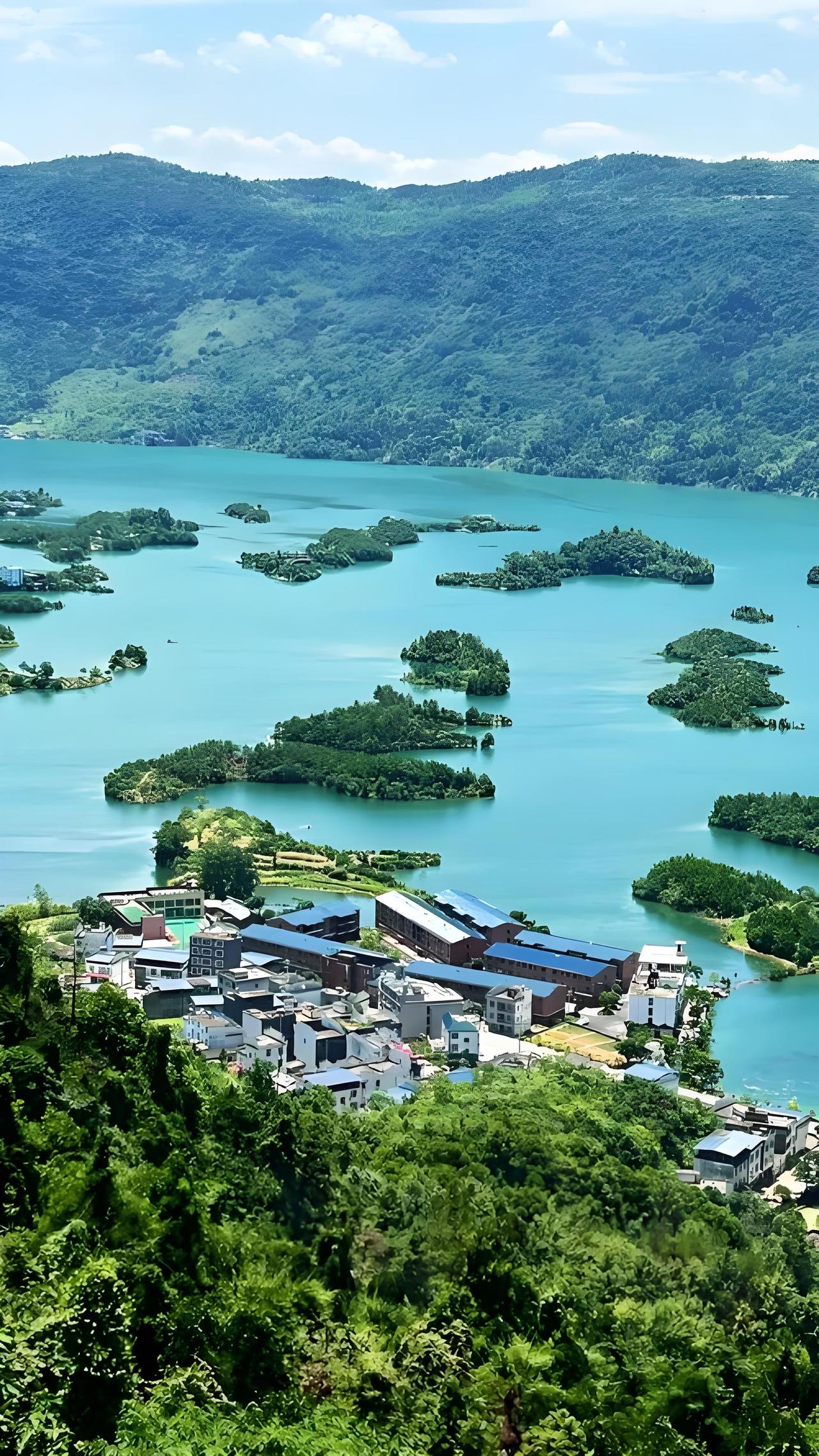黄石仙岛湖风景区位于中国湖北省黄石市，是一处以自然山水和湖光山色为特色的著名旅游