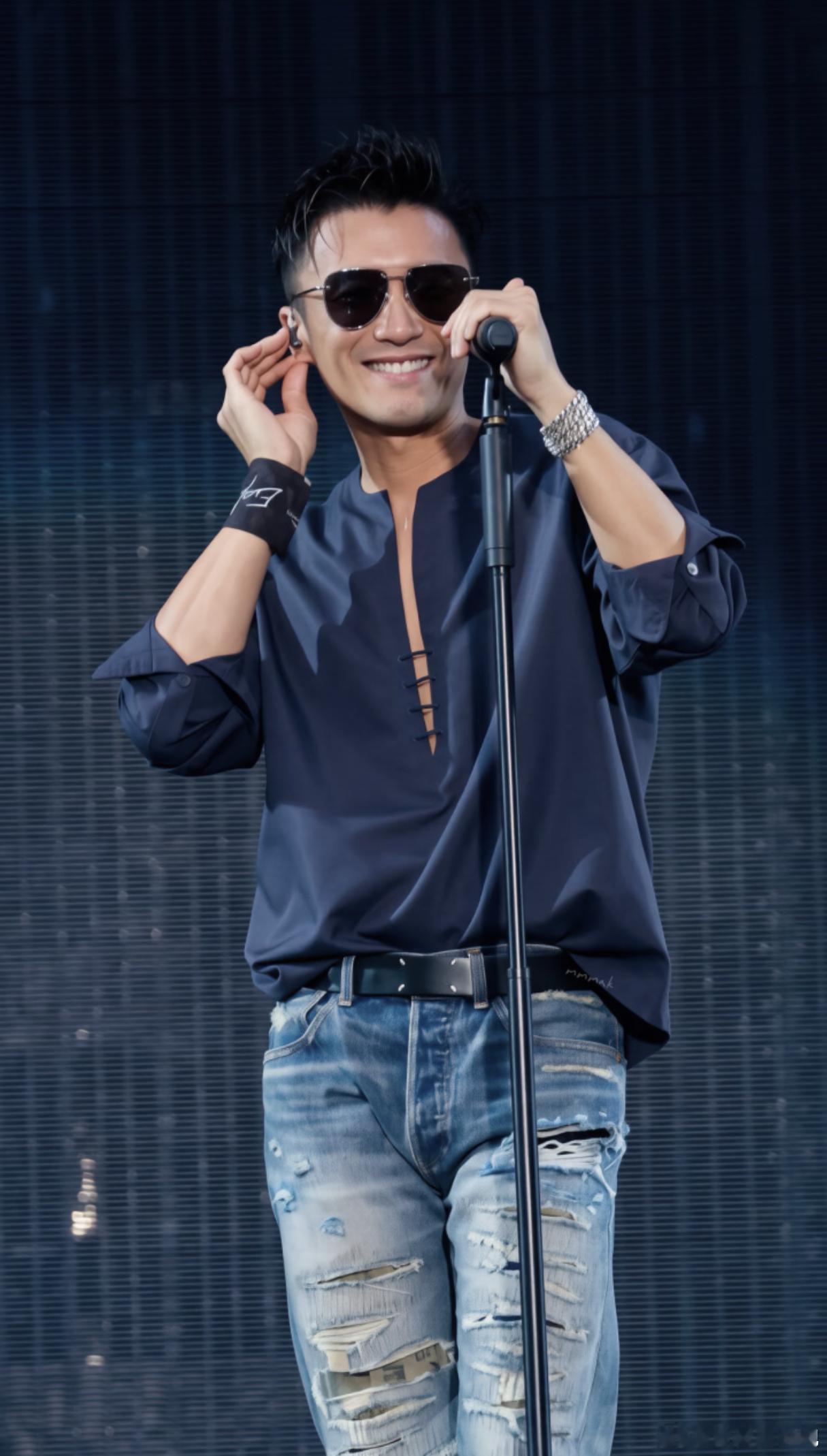 谢霆锋本周还有演唱会谢霆锋父亲谢贤去世，谢霆锋紧急返回香港，处理后事安排，本周还