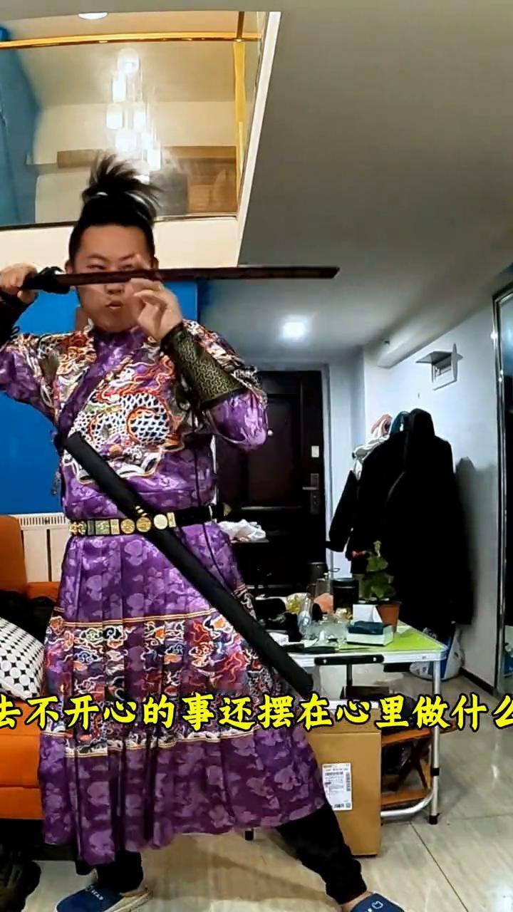 俗事洪流，站得住脚已经千辛万苦。在这个有志难伸万事难成的年头，想出人头地恐怕比登