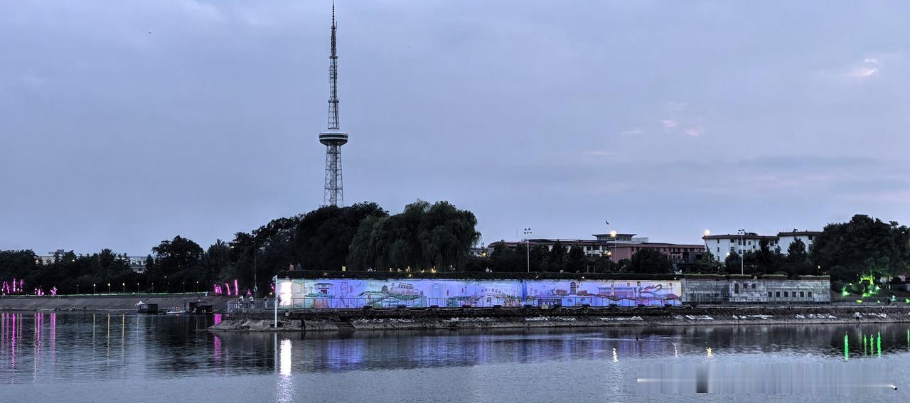 这里可是漯河国家级5A级景区，漯河市河两岸景观照明最漂亮的地方。集中了漯河的最美