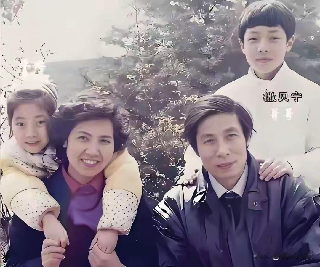 少年时代的撒贝宁与他的父亲很像，眉清目秀，聪慧过人，还有些稚气未脱。

谁能想到