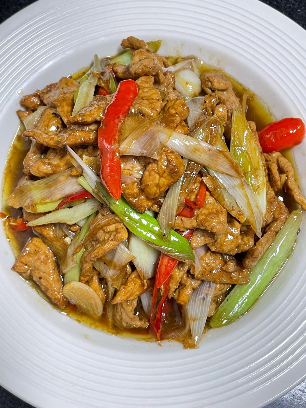 求你们去做，3碗米饭都不够，真的泰泰泰下饭
姐妹们，说到下饭，我觉得大葱炒瘦肉。