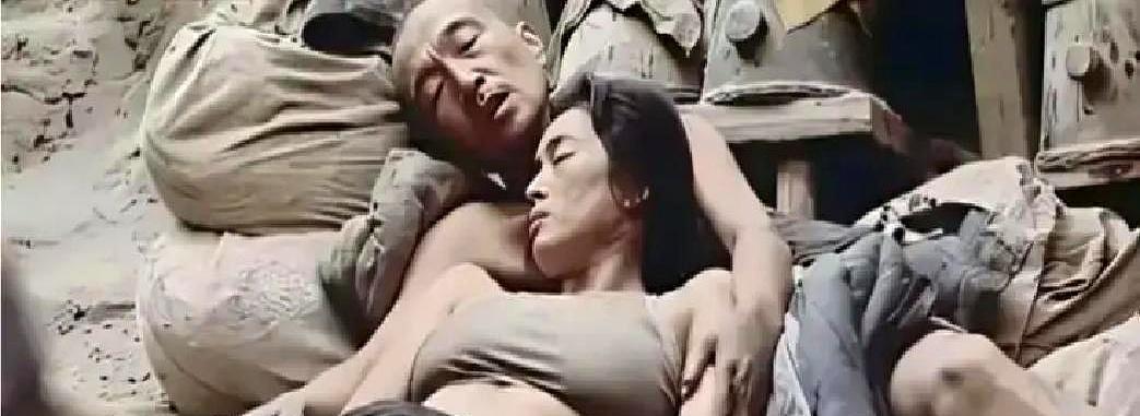 她猛地撕开衣襟扑向他，他手悬半空僵住，监视器后张艺谋硬是没喊停。
你是不是以为这