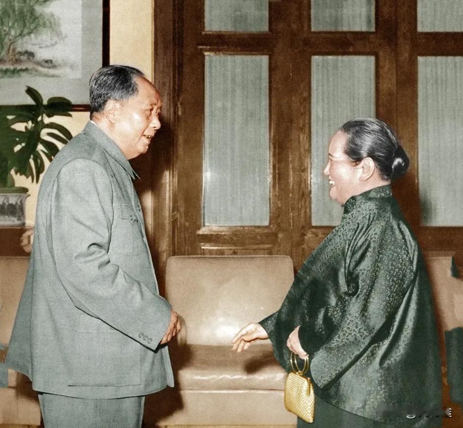 1966年，毛主席到北京宋庆龄寓所看望宋庆龄时的照片。


一九六六年，北京，宋