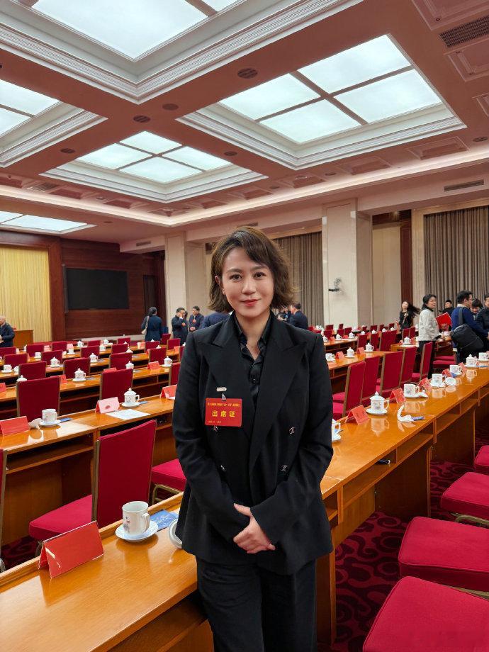 马丽的成功源自长期积累，电影奖项与央媒认可是其最佳证明。她将责任感融入每部作品，
