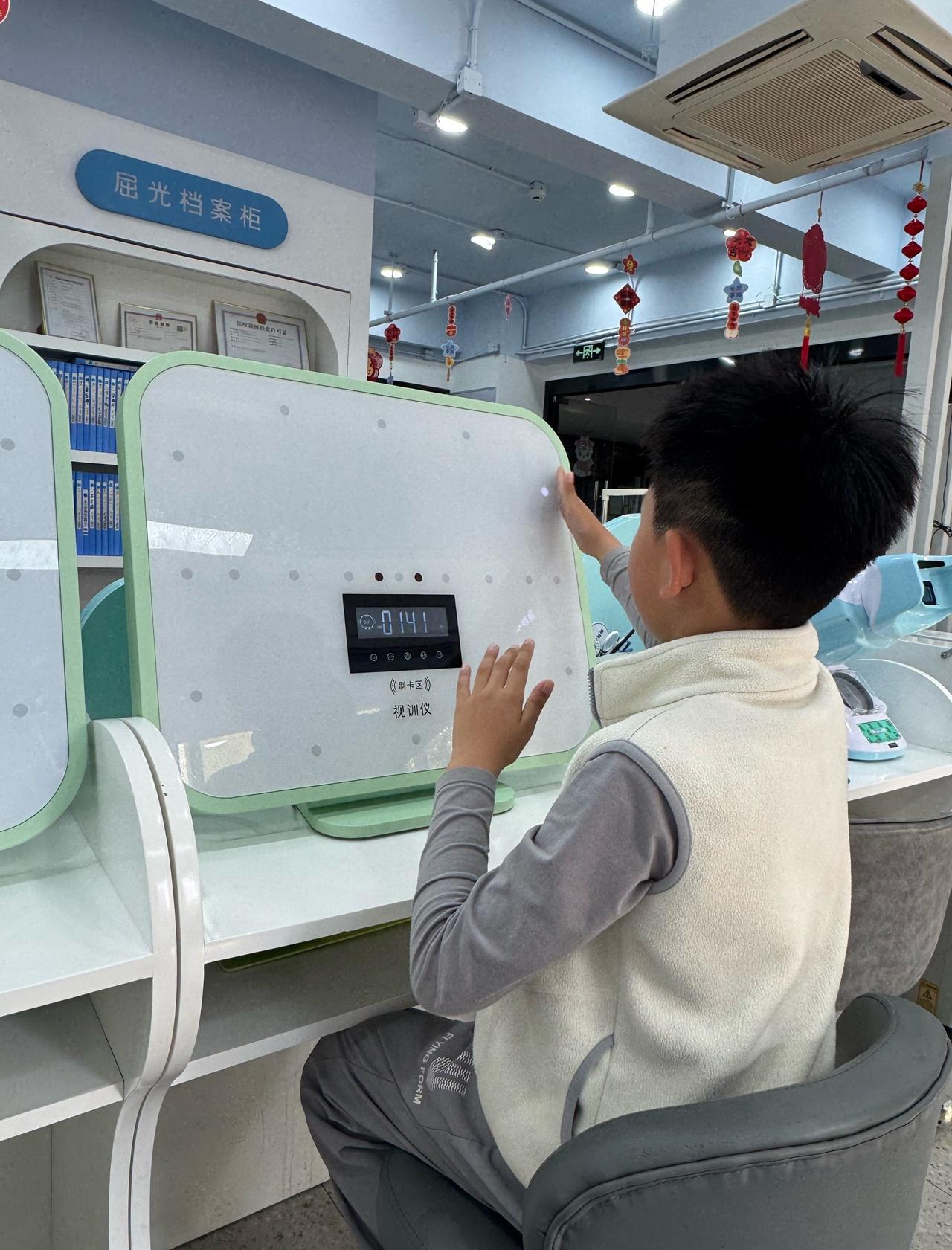 为什么孩子一上学，近视就开始疯涨？
📍广州 广州亮瞳视力健康管理中心·儿童青少