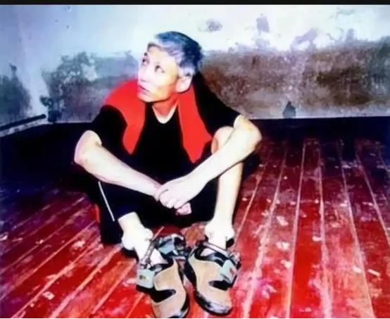 2003年，刘涌被执行死刑前十分镇定，苦笑看妻子、拒绝更换新衣服，押到殡仪馆抬进