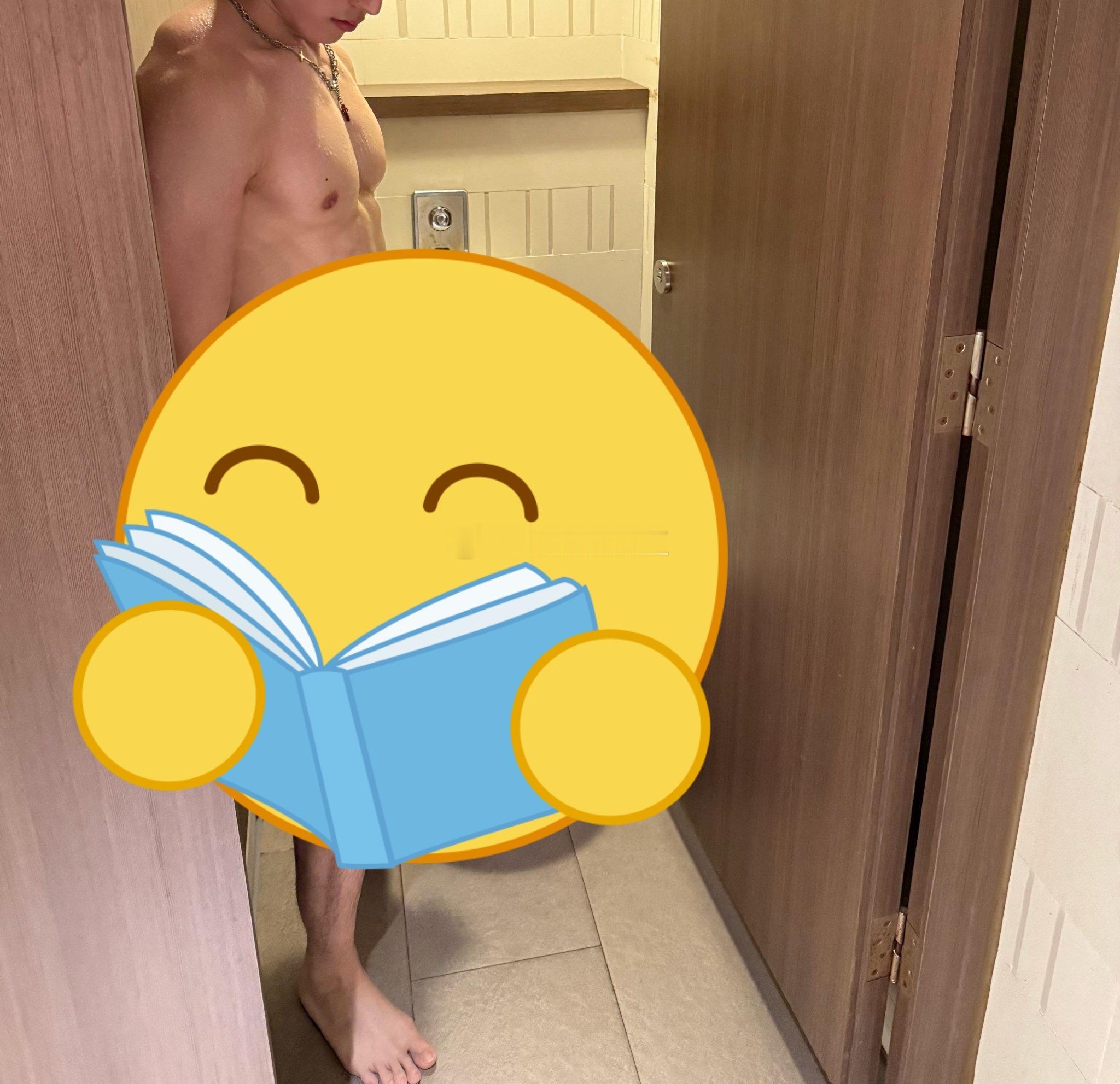 不是兄弟你是真的上翘男人啊🤔 有点帅呢还 ​​​