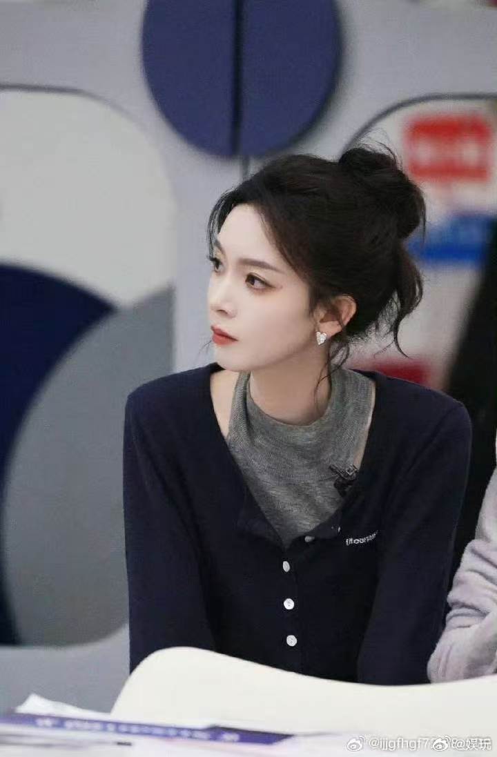 浪姐枕头大战看得出来姐姐们压力真的很大台上严苛追求舞台完美，台下酣畅淋漓枕头互殴