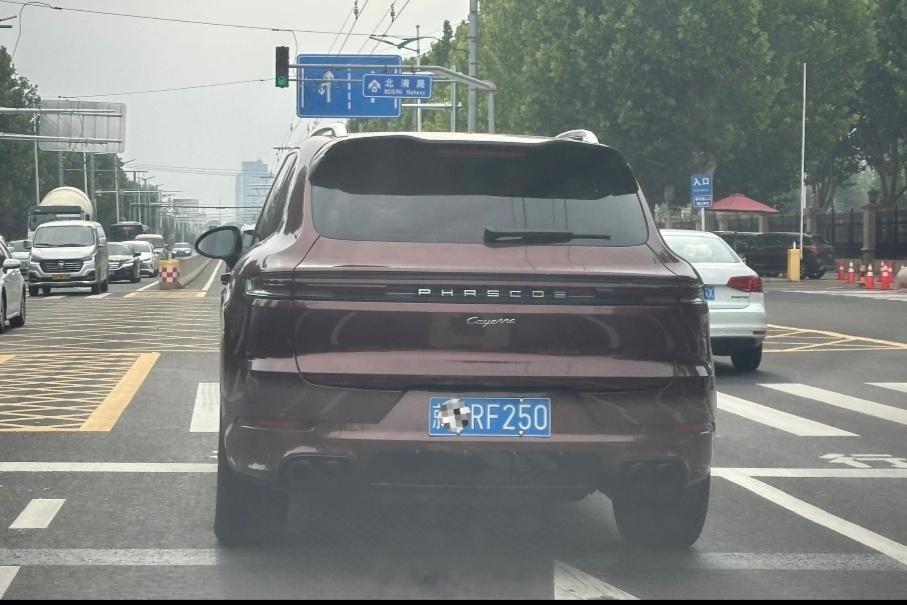 这卡宴怎么看怎么别扭你发现问题了么 ​​​