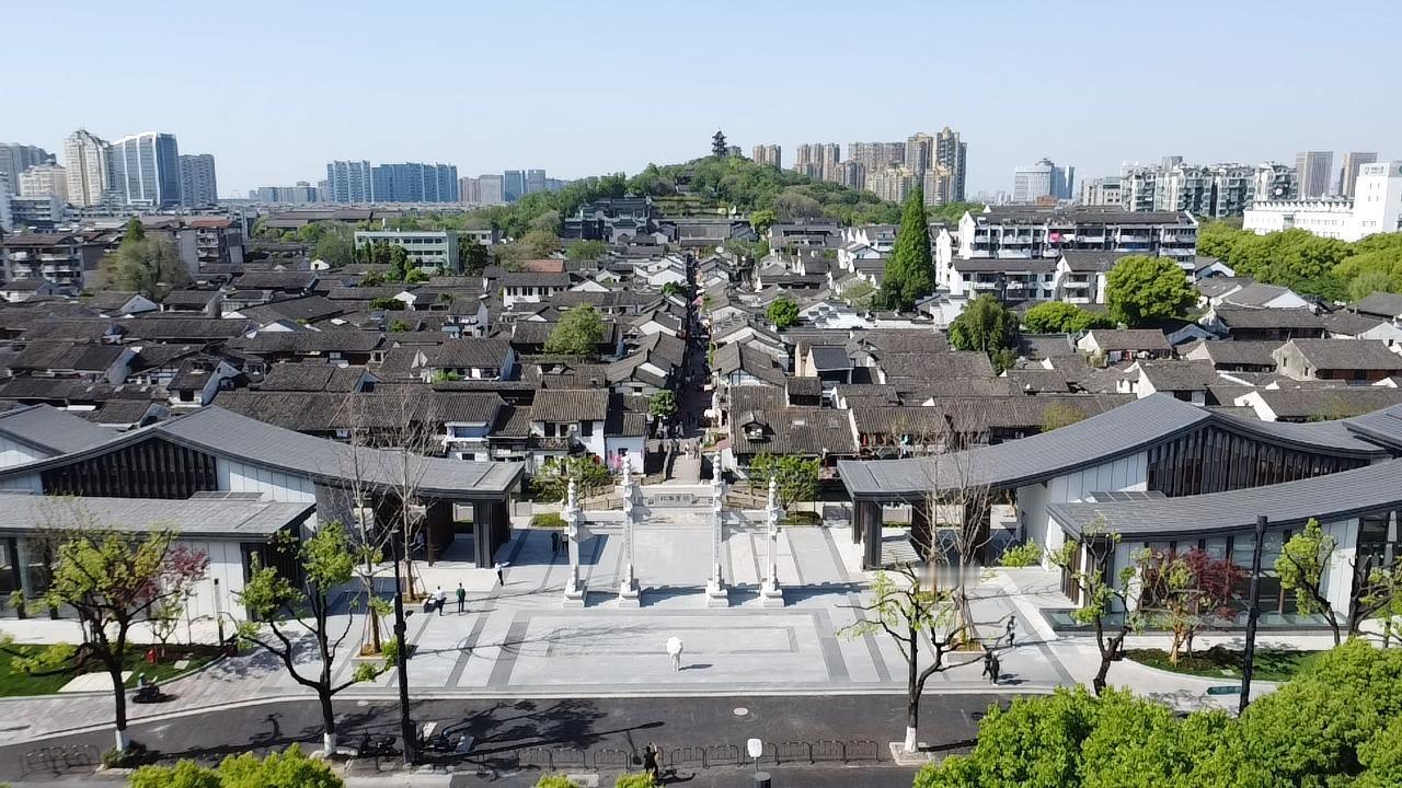 去书圣故里，人们还是喜欢从西街或题扇桥街入口，忽视这个南入口，这是拆了王朝酒店恢