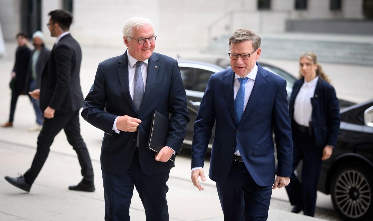 回顾过去使我们有机会为现在和未来汲取经验。因为：今天的外交比以往任何时候都更加重