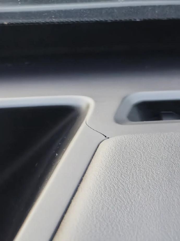 【魏牌蓝山 仪表板开裂，官方声明来了！】
最近，不少蓝山车型出现了仪表装饰板开裂