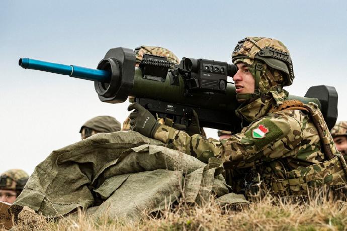 匈牙利陆军使用RGW110火箭筒训练设备，有点像以前咱们的以枪代炮，内置一根枪管