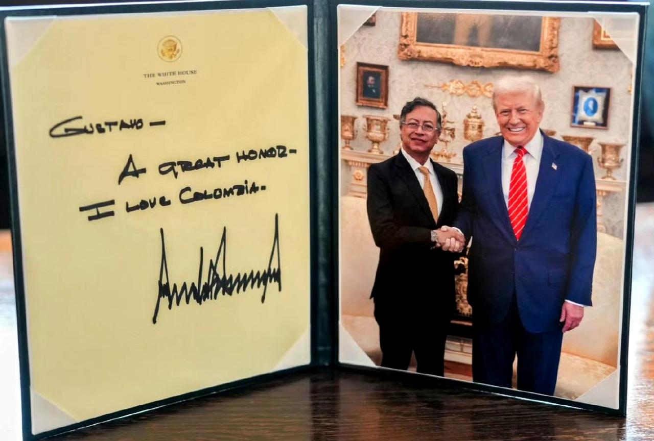 特朗普赠送佩德罗一张精装签名合影、一本签名版《交易的艺术》、一顶签名版maga帽