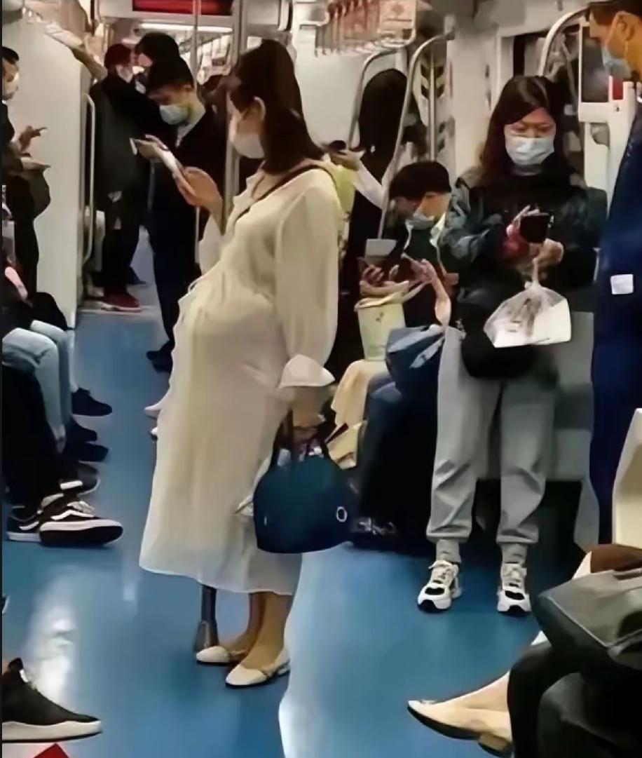 上海地铁让座事件看哭无数人！
美德咋就成了难题？
 
太扎心了！本该是暖心的让座