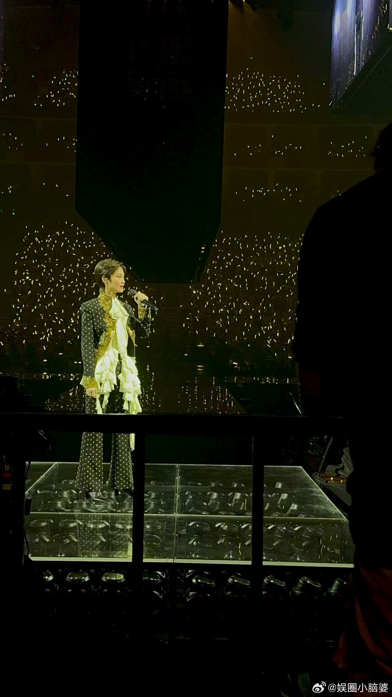 李宇春演唱会唱超女主题曲 李宇春「皇后与梦想」巡演首站，熟悉的《想唱就唱》响起，