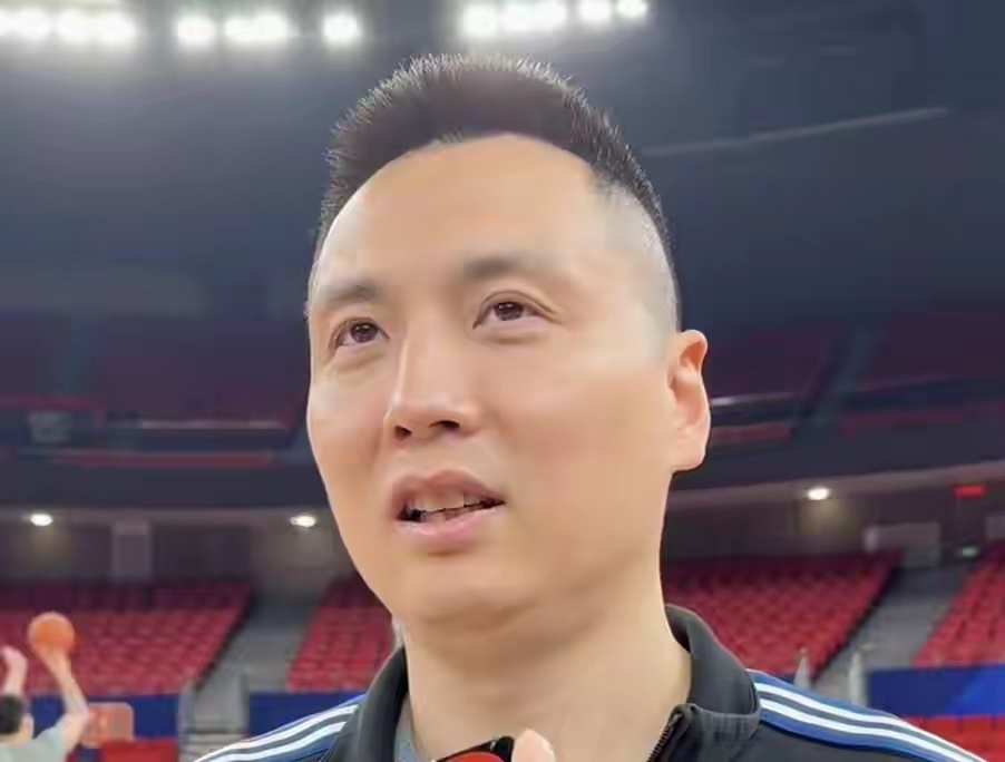 与洛夫顿争吵？卢伟：作为教练的底线必须守住，私下我们关系很好篮球体育明星 北京时