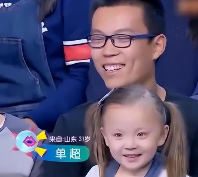 2013年，山东一女子生下金发碧眼的混血女儿。婆婆见后脸色大变，要求做亲子鉴定，