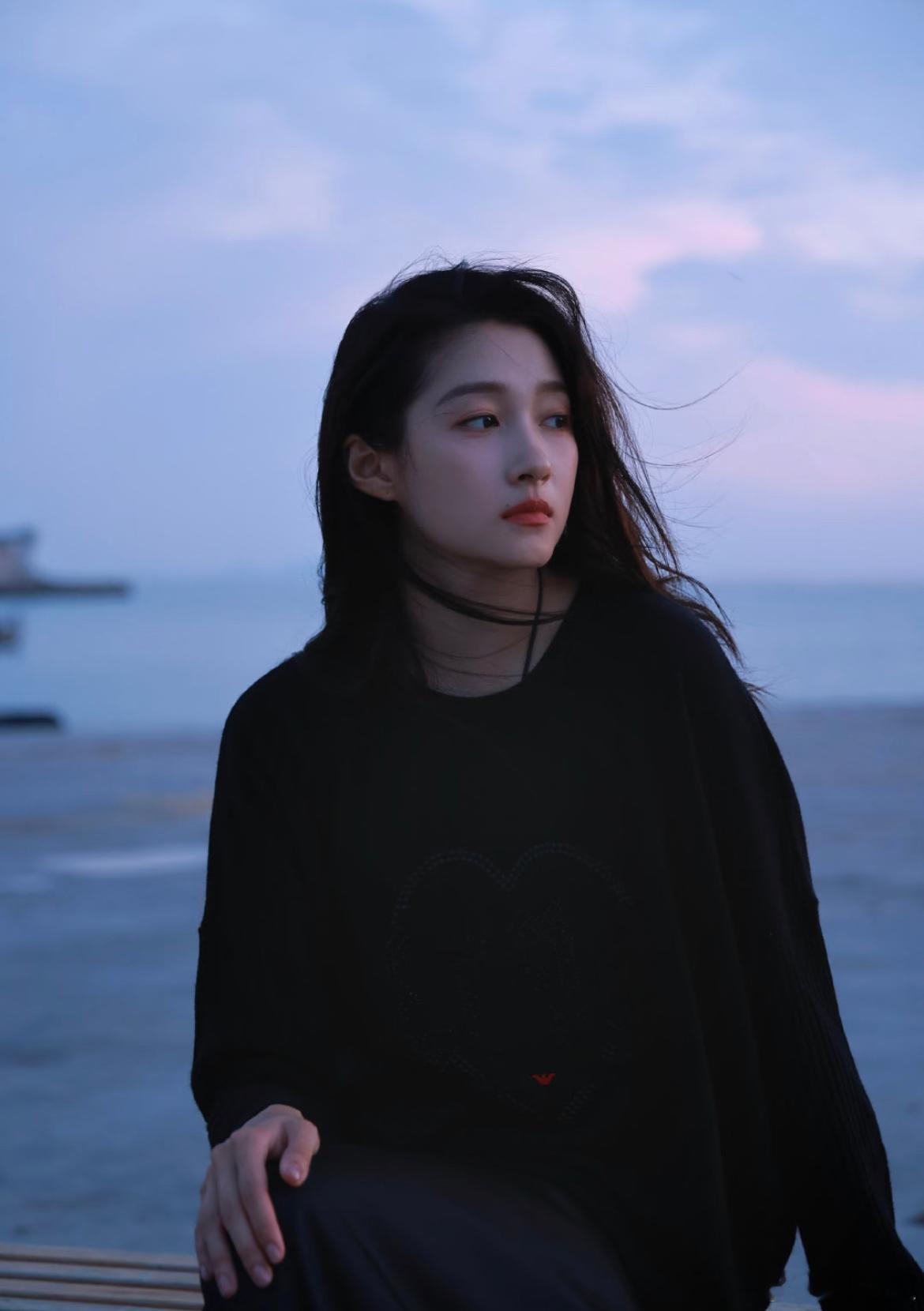 我滴妈关晓彤这组图美成啥了！！真的超级漂亮，而且海边很有氛围感.. ​​​
