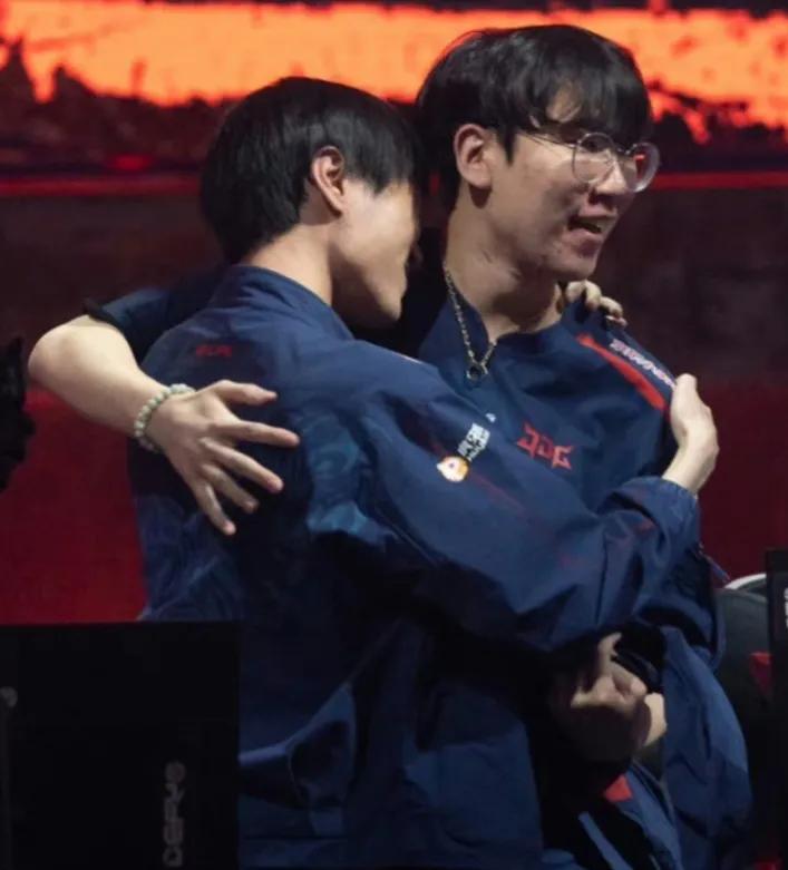 为什么都是四擒膏娃，中单差距，明明是下路把把被线鲨，又是对位MVP，就没人说下路