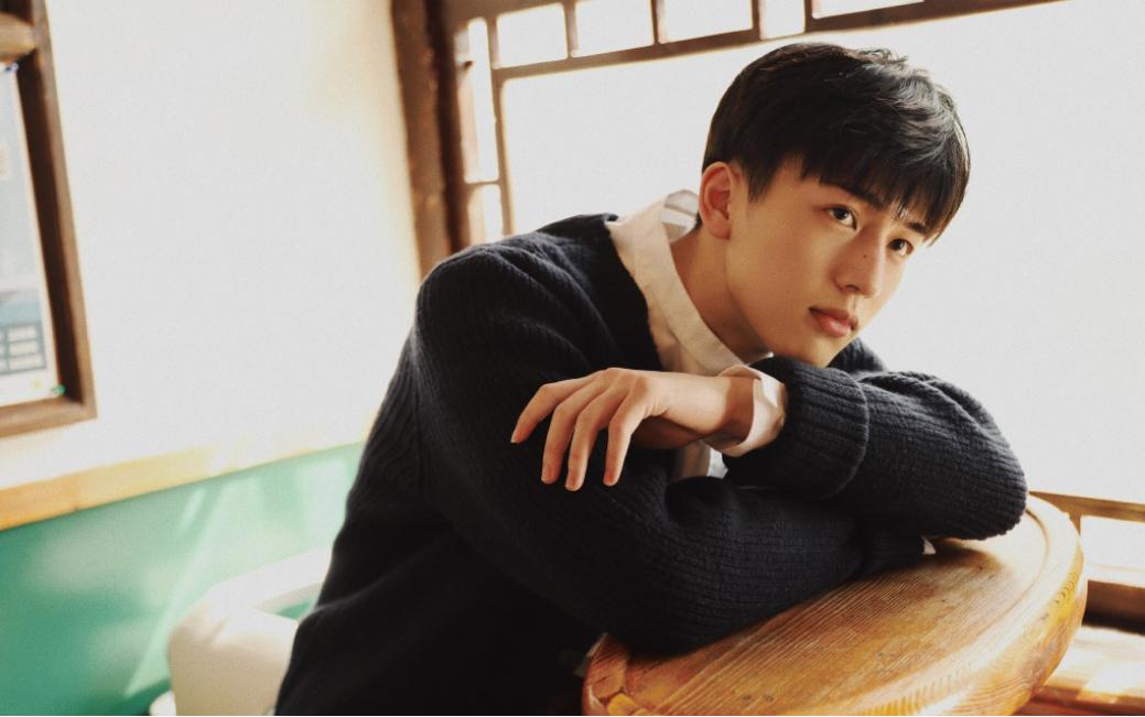 患难见真情，娱乐圈终于出来一个力挺张凌赫的大咖！
张凌赫因《逐玉》“粉底液将军”