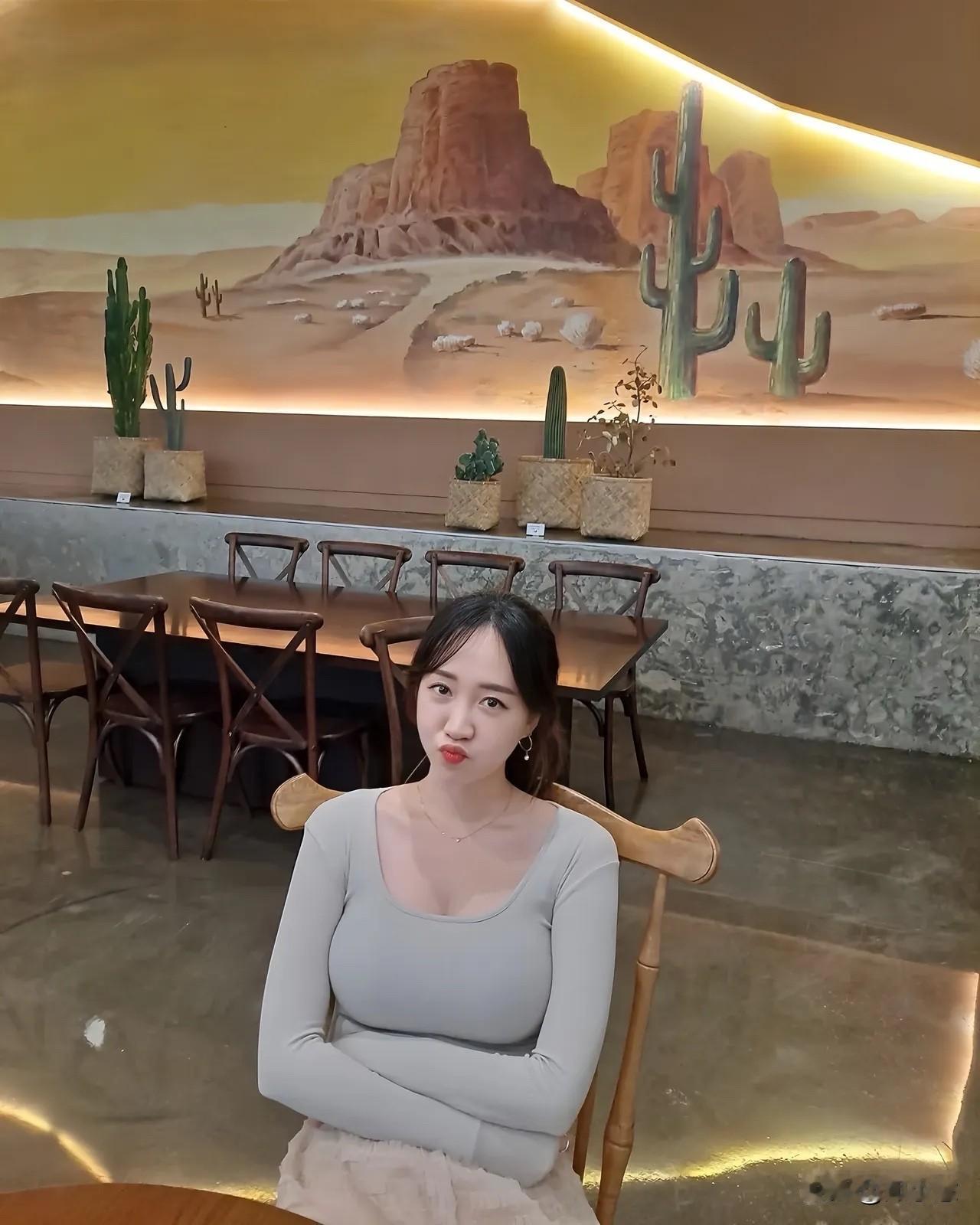 静坐窗前，享受自然，宁静悠然。