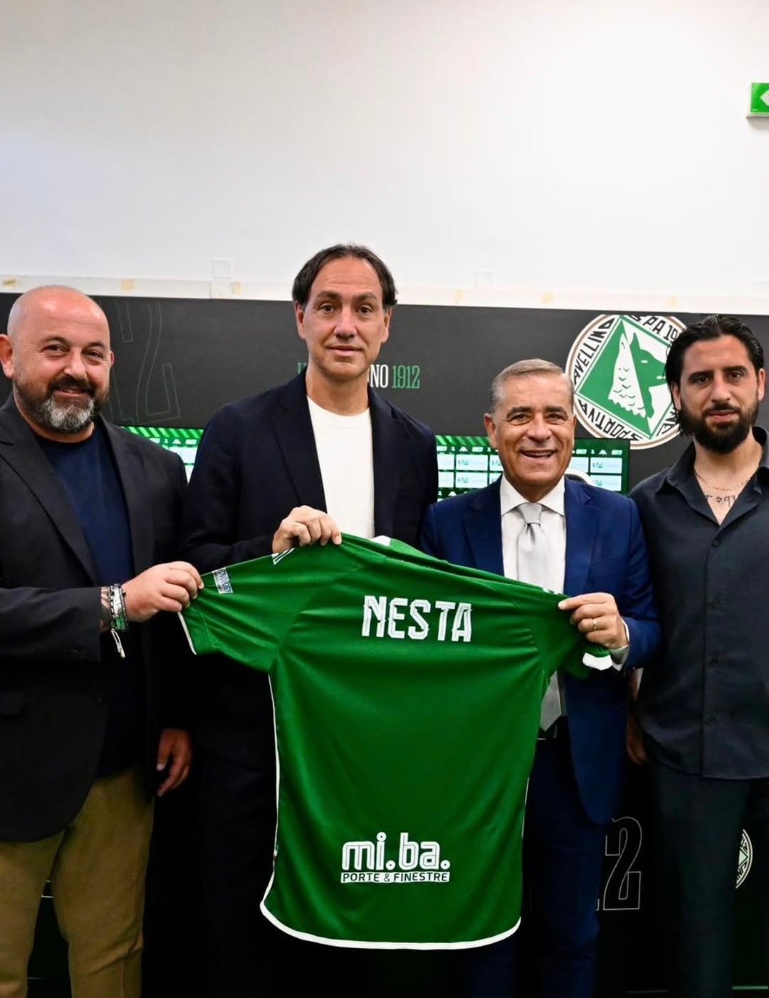 【📸】 意乙 阿维利诺新任主教练内斯塔🇮🇹的首次亮相。👍🏻ac米兰名宿
