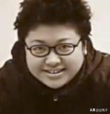 韩红刚出道时，因身材偏胖而一度缺乏自信。不过在她的成长路上，有个女人对她的影响不
