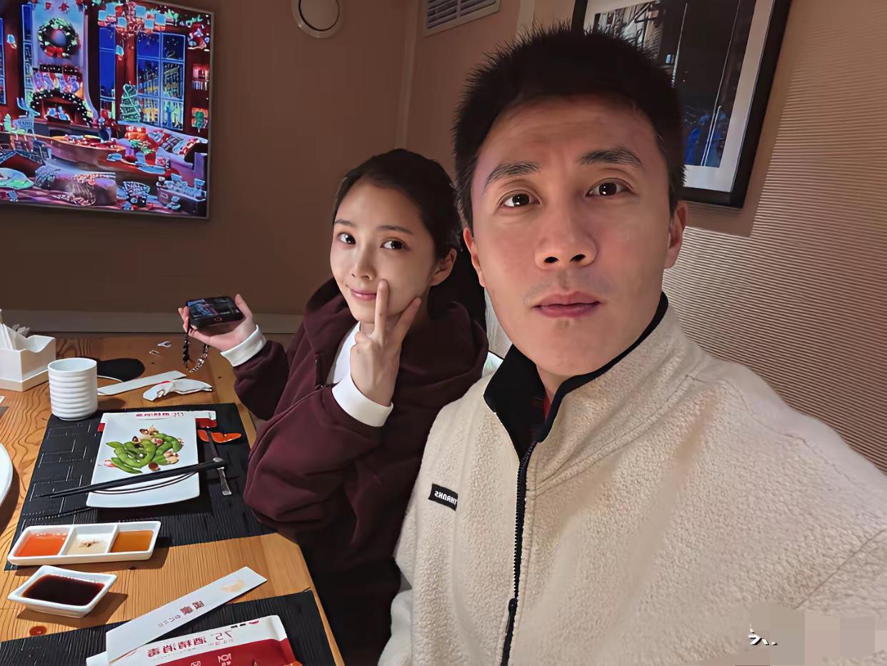 杜淳旁边女士是谁？非常漂亮